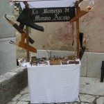 La piccola capanna in legno e stoffa per ambienti ristretti. 