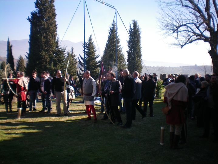 I partecipanti alla festa diventano arcieri