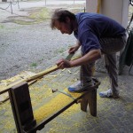 Un arco di osage prende forma